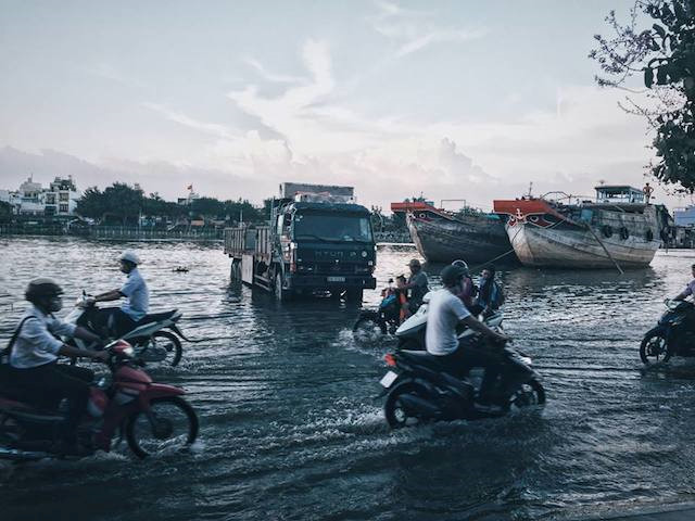 "Thuyền một bên và xe một bên". Mùa lũ ở Sài Gòn thường rất khó phân biệt đâu là biển đâu là đường