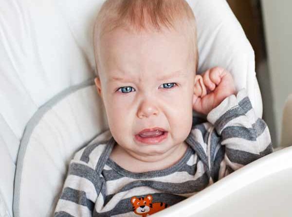Nhận biết dấu hiệu viêm tai giữa ở trẻ sơ sinh?