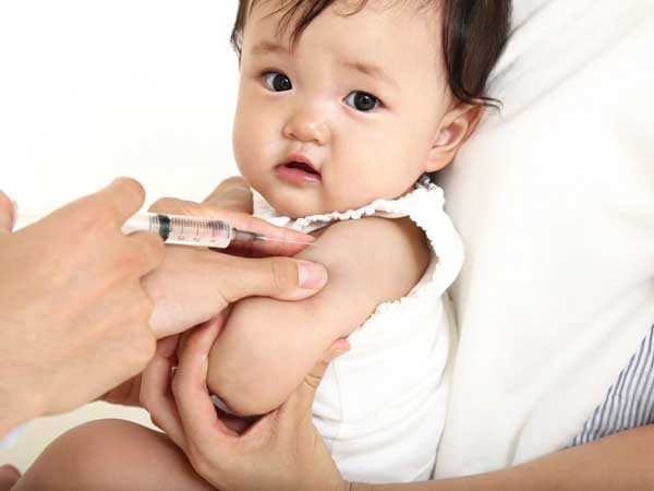 Mẹ nên làm gì sau khi bé đi tiêm vacxin 6 trong 1 về bị sốt
