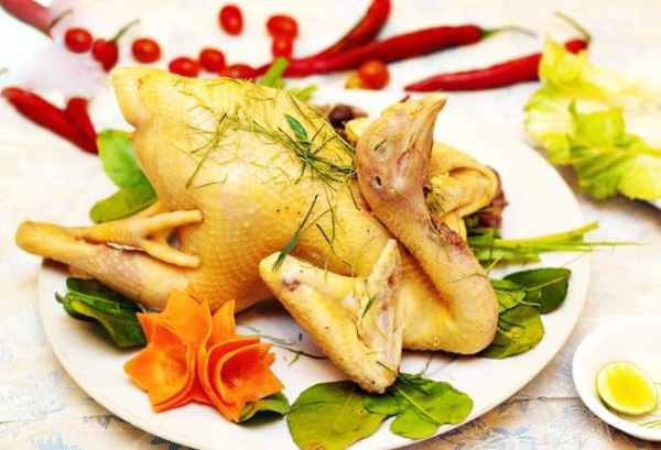 Gà tre luộc nguyên con