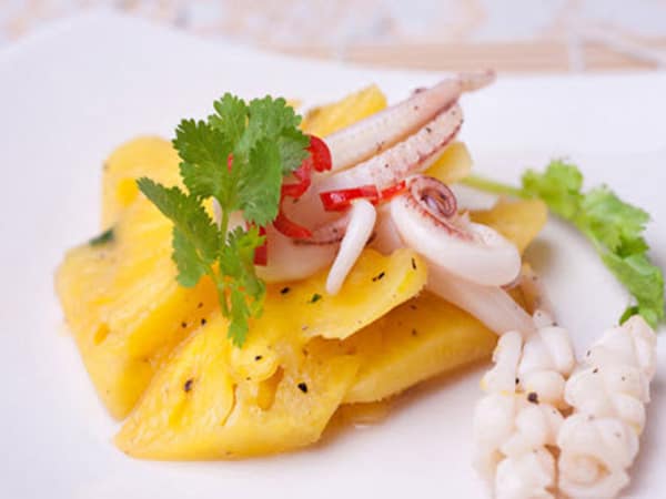Mực một nắng xào dứa