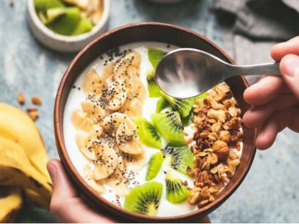 Rắc hạt chia vào món ăn