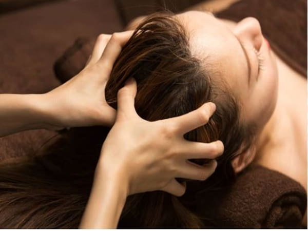 Massage da đầu với tinh dầu sả