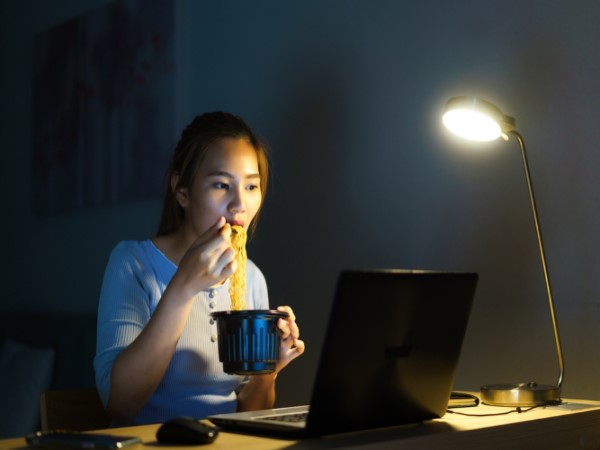 Những thực phẩm nên và không nên ăn vào ban đêm